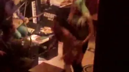 Cao đồ phim sex co trang lau xanh chơi nhận được của cô ướt trong nhà bếp