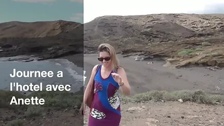 Cô đùa giỡn và xech co trang chạm vào cô gái