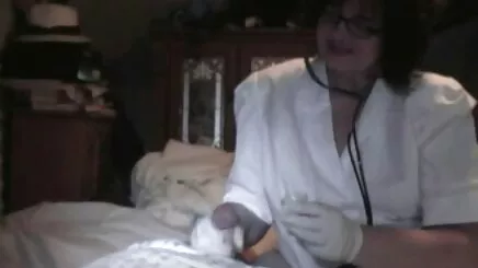 Hôn phim sax co trang được tay bị phá hủy trên ghế